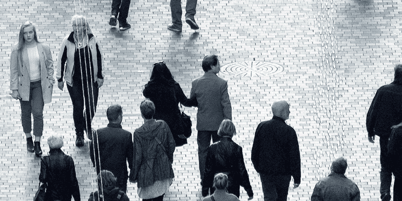 Foto i sort hvid med mennesker på strøget