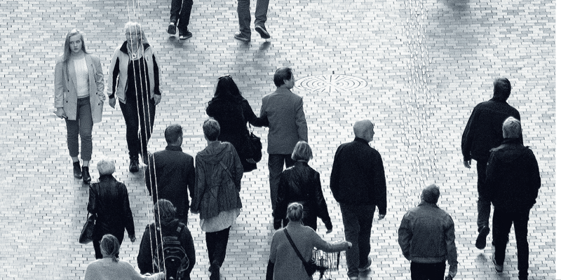 Foto i sort hvid med mennesker på strøget